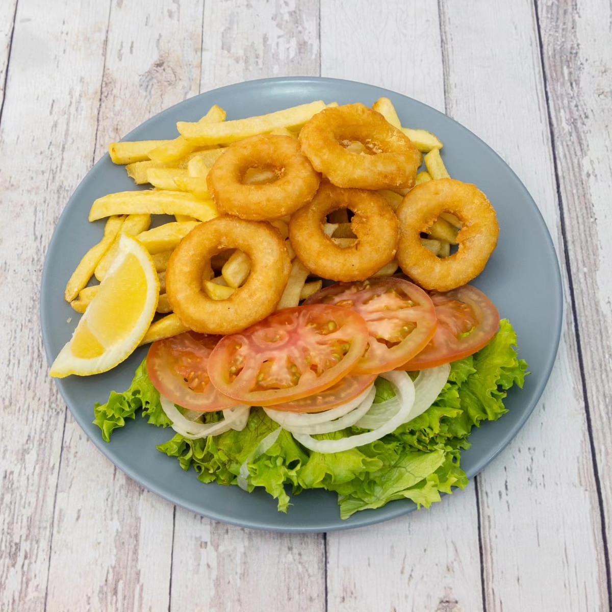 Happy Burger calamares con patatas y ensalada en plato gris